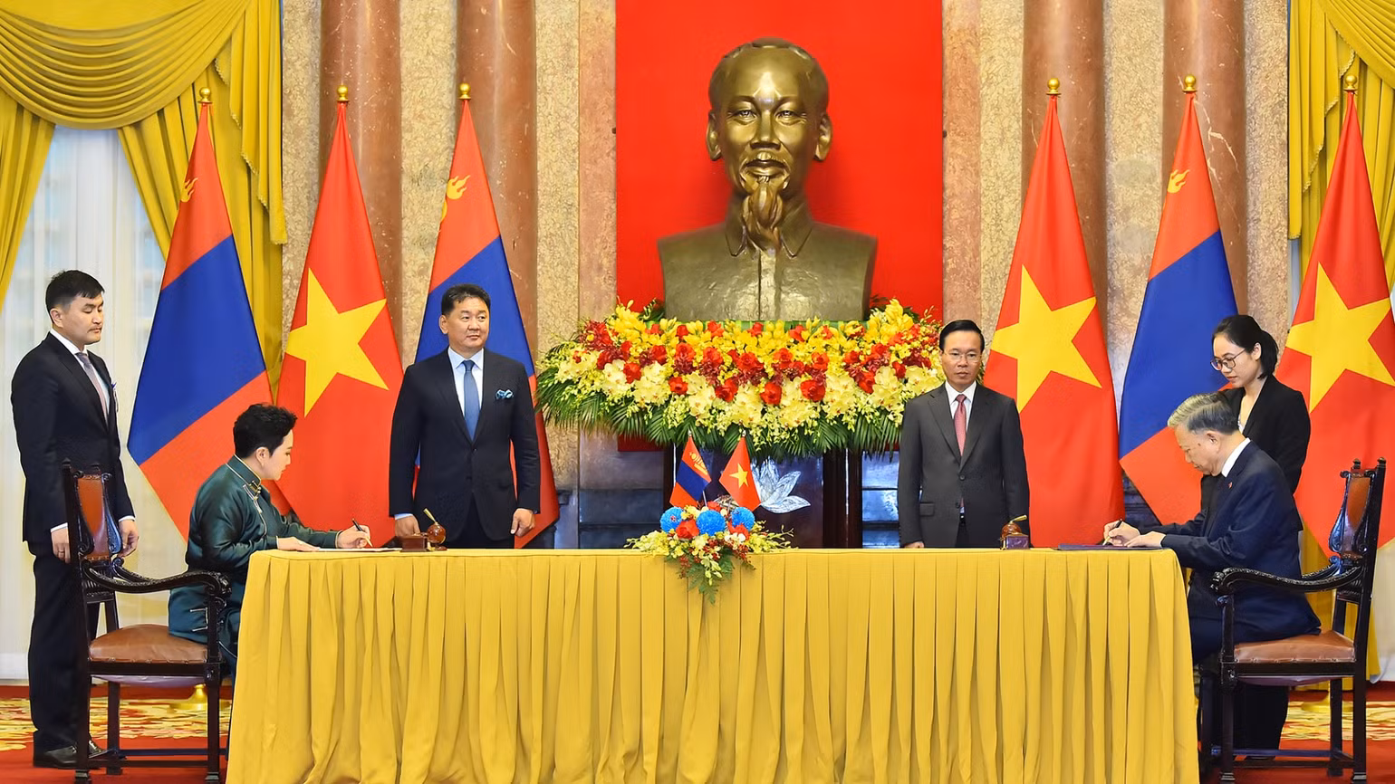 Chủ tịch nước Võ Văn Thưởng và Tổng thống Mông Cổ Ukhnaagiin Khurelsukh chứng kiến lễ ký Bản ghi nhớ giữa Bộ Công an Việt Nam và Bộ Tư pháp và Nội vụ Mông Cổ về trao đổi thông tin và hợp tác quản lý xuất nhập cảnh. Chủ tịch nước Võ Văn Thưởng và Tổng thống Mông Cổ Ukhnaagiin Khurelsukh chứng kiến lễ ký Bản ghi nhớ giữa Bộ Công an Việt Nam và Bộ Tư pháp và Nội vụ Mông Cổ về trao đổi thông tin và hợp tác quản lý xuất nhập cảnh.