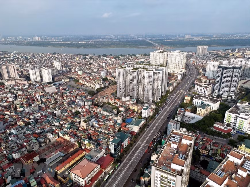 Dự án đường Vành đai 2, đoạn cầu Vĩnh Tuy-Ngã Tư Sở bao gồm xây mới tuyến đường bộ trên cao dài hơn 5km và mở rộng tuyến đường dưới thấp dài 3,1 km, là một trong những công trình giao thông huyết mạch quan trọng của Thủ đô Hà Nội. (Ảnh: Tuấn Anh/TTXVN)