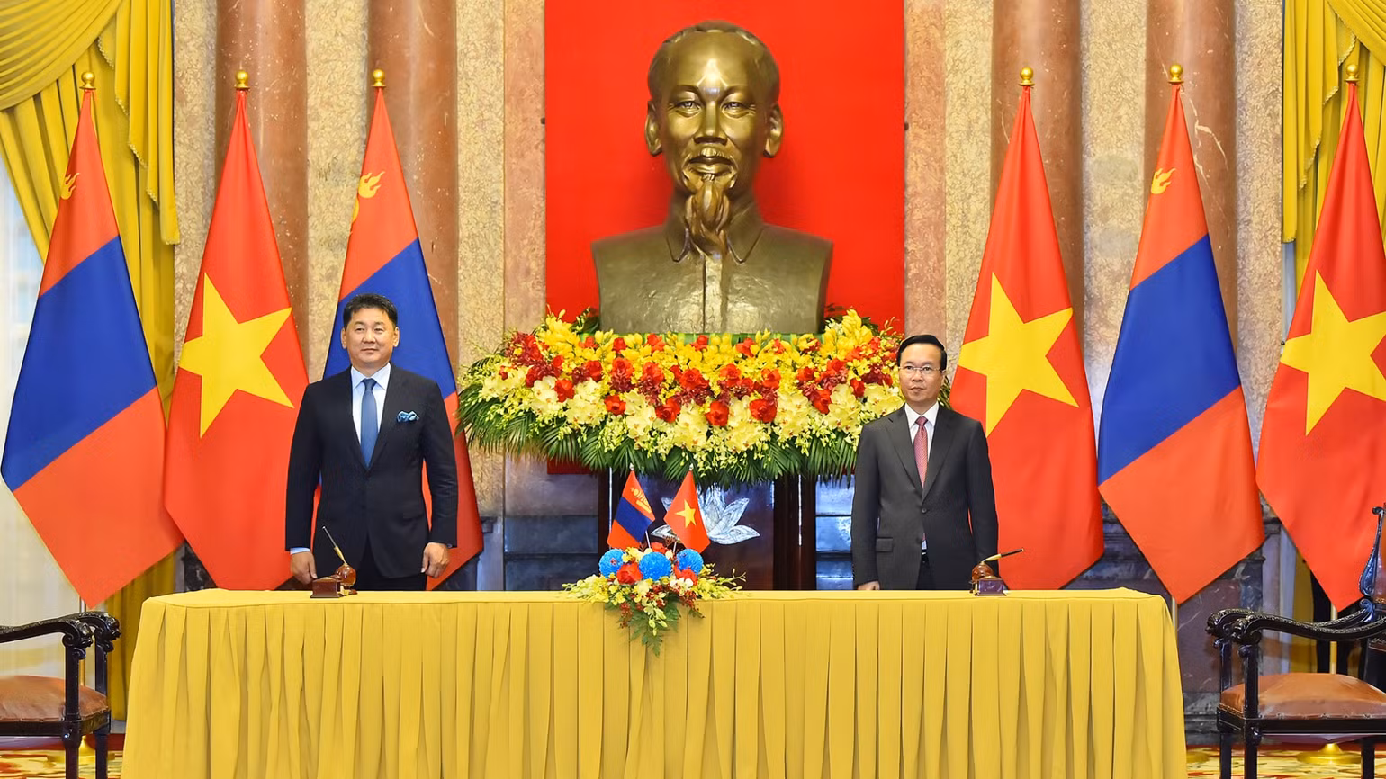 Chủ tịch nước Võ Văn Thưởng và Tổng thống Mông Cổ Ukhnaagiin Khurelsukh tại buổi lễ ký kết các văn kiện hợp tác giữa hai nước. Chủ tịch nước Võ Văn Thưởng và Tổng thống Mông Cổ Ukhnaagiin Khurelsukh tại buổi lễ ký kết các văn kiện hợp tác giữa hai nước.
