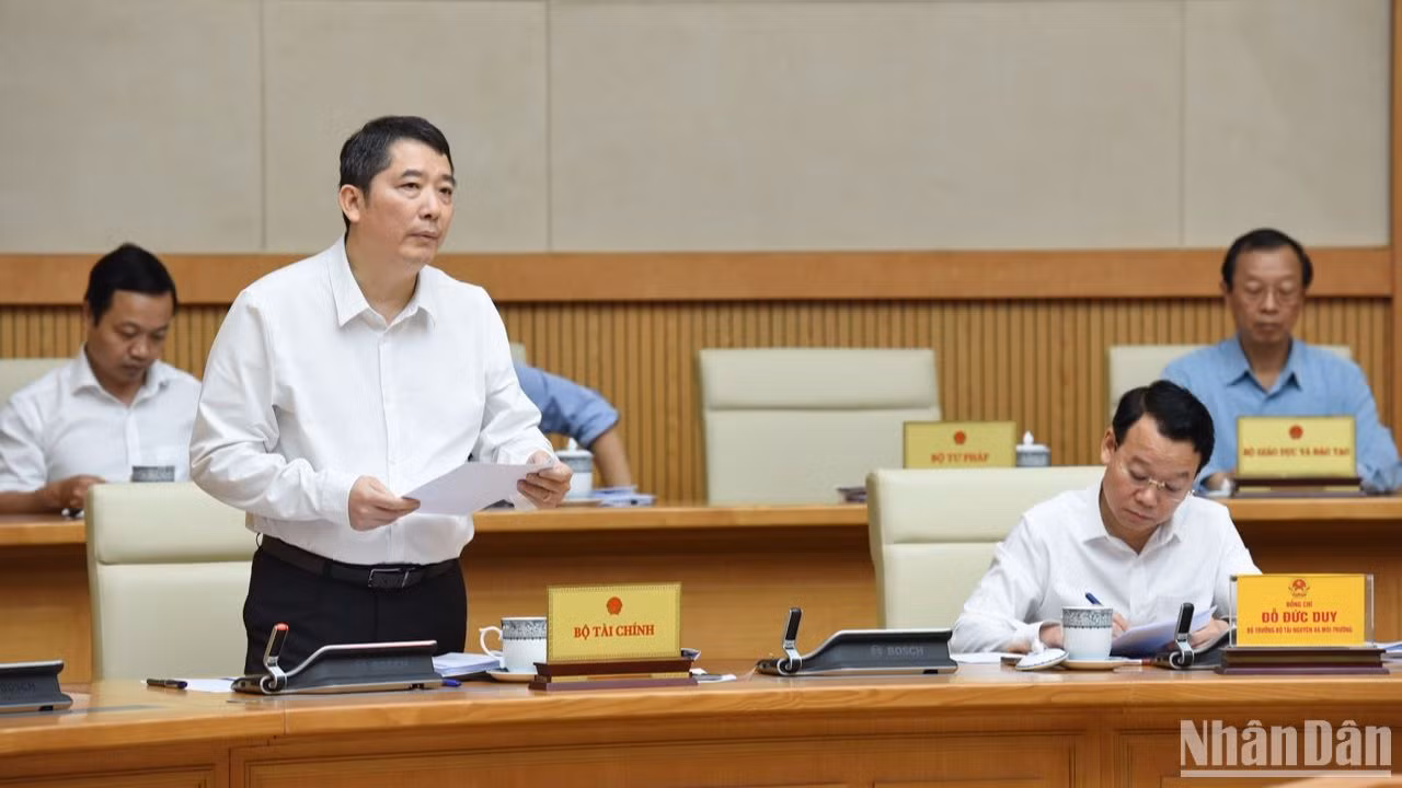 Đại diện lãnh đạo Bộ Tài chính phát biểu ý kiến tại phiên họp. (Ảnh: Trần Hải)