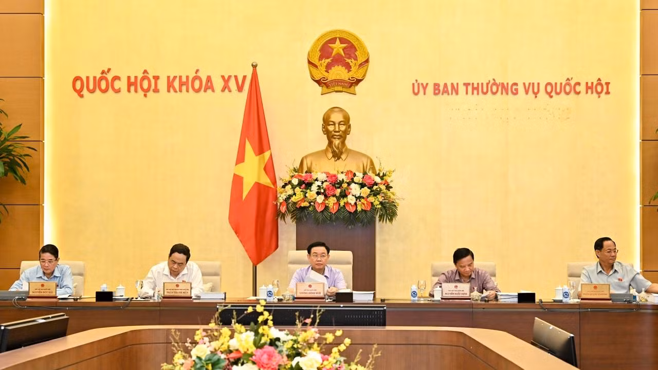 Chủ tịch Quốc hội Vương Đình Huệ và các Phó Chủ tịch Quốc hội dự phiên họp. Chủ tịch Quốc hội Vương Đình Huệ và các Phó Chủ tịch Quốc hội dự phiên họp.