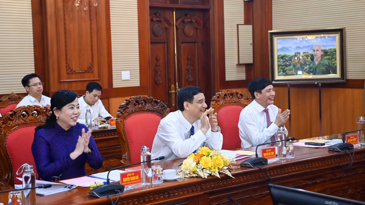 Tổng Thư ký, Chủ nhiệm Văn phòng Quốc hội Bùi Văn Cường; Chủ nhiệm Ủy ban Văn hóa, Giáo dục Nguyễn Đắc Vinh; Trưởng ban Công tác đại biểu Nguyễn Thanh Hải và các đại biểu dự buổi làm việc. Tổng Thư ký, Chủ nhiệm Văn phòng Quốc hội Bùi Văn Cường; Chủ nhiệm Ủy ban Văn hóa, Giáo dục Nguyễn Đắc Vinh; Trưởng ban Công tác đại biểu Nguyễn Thanh Hải và các đại biểu dự buổi làm việc.