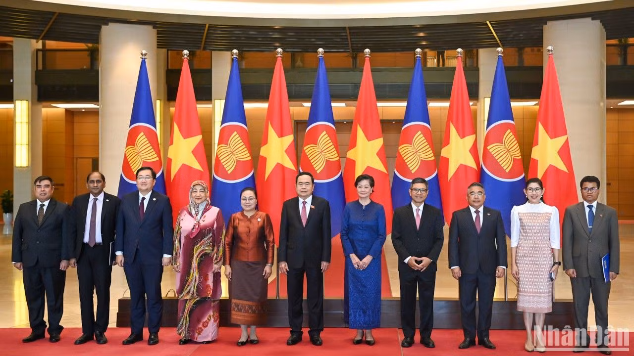 Chủ tịch Quốc hội Trần Thanh Mẫn chụp ảnh lưu niệm với Đại sứ, Đại biện các nước ASEAN và Timor-Leste. (Ảnh: Duy Linh)