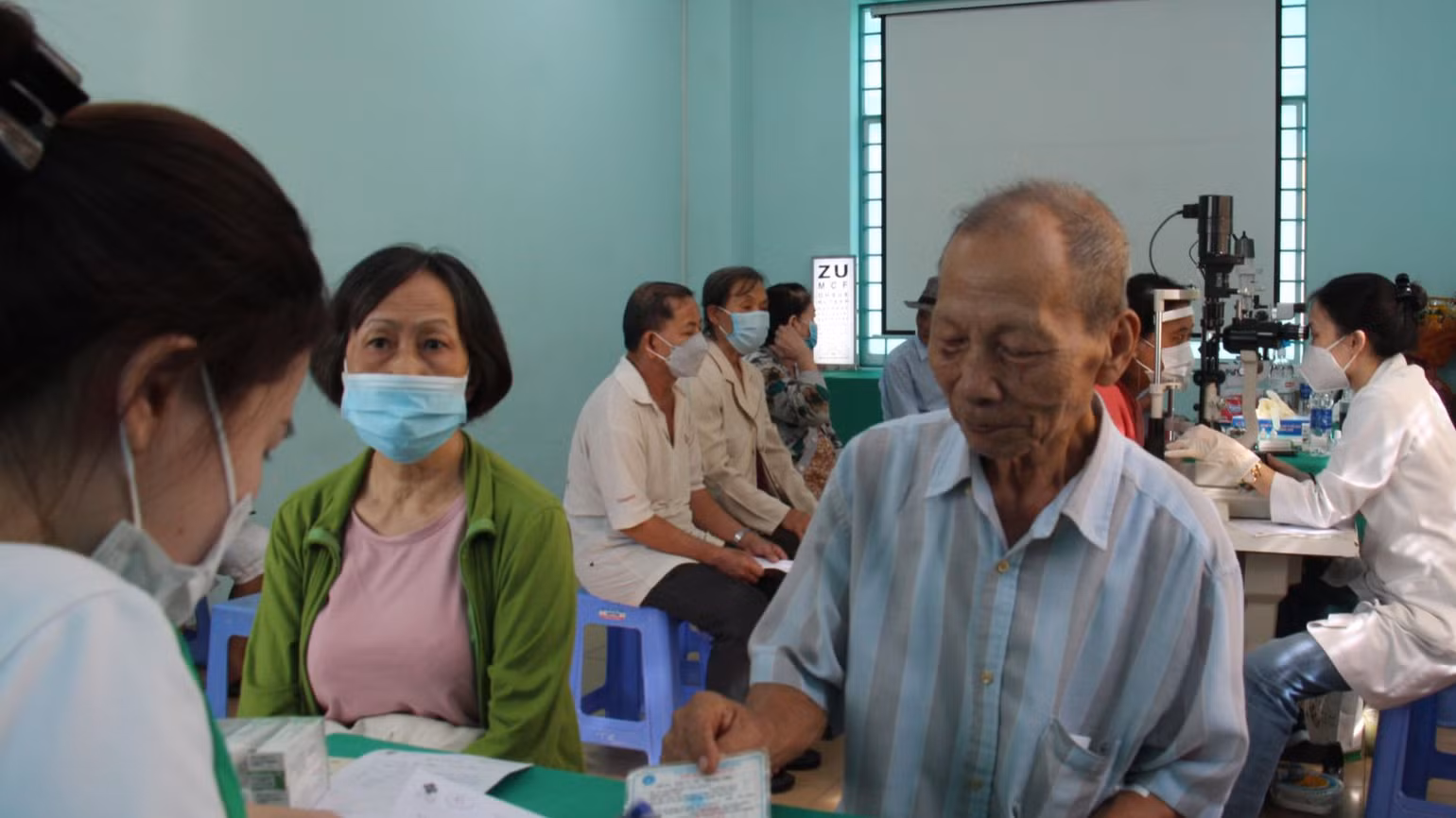 Các y, bác sĩ tư vấn, khám sức khỏe cho các đối tượng chính sách trên địa bàn quận Tân Phú, Thành phố Hồ Chí Minh. Các y, bác sĩ tư vấn, khám sức khỏe cho các đối tượng chính sách trên địa bàn quận Tân Phú, Thành phố Hồ Chí Minh.