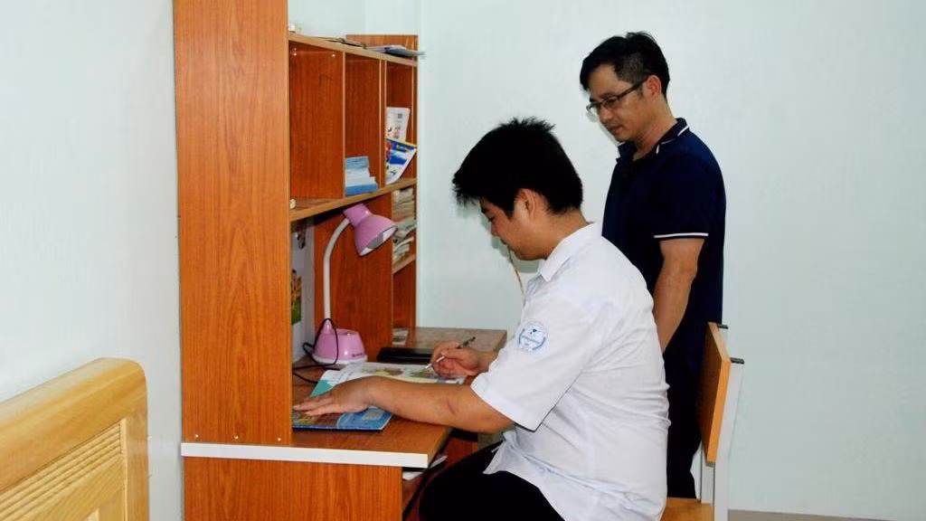 Bảo hiểm xã hội huyện Bát Xát đã chi trả kịp thời, giúp em Đinh Quang Tuấn, học sinh lớp 11, Trường Trung học phổ thông Bát Xát trở lại học tập bình thường sau phẫu thuật gẫy xương đòn bên trái, do bị ngã. Bảo hiểm xã hội huyện Bát Xát đã chi trả kịp thời, giúp em Đinh Quang Tuấn, học sinh lớp 11, Trường Trung học phổ thông Bát Xát trở lại học tập bình thường sau phẫu thuật gẫy xương đòn bên trái, do bị ngã.