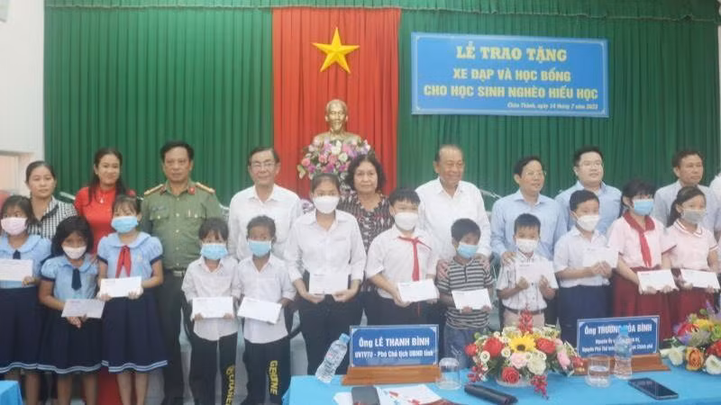 Các học sinh vượt khó, hiếu học tỉnh Trà Vinh nhận học bổng.