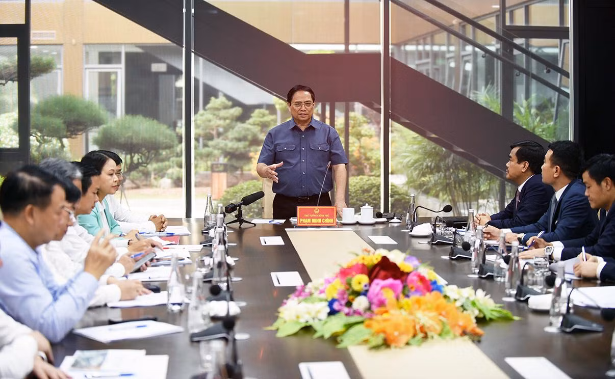 Tại buổi làm việc với lãnh đạo tập đoàn, sau khi nghe báo cáo về tình hình sản xuất, kinh doanh, mở rộng đầu tư... Thủ tướng hoan nghênh tập đoàn TC Group đóng thuế đầy đủ, lớn, dự kiến 15 nghìn tỷ đồng; phấn đấu nâng cao tỷ lệ nội địa hóa sản phẩm; sản xuất dòng xe ô-tô điện, góp phần bảo vệ môi trường; giải quyết việc làm cho hơn 30 nghìn người; tích cực làm tốt công tác an sinh xã hội; làm tốt công tác bảo vệ môi trường, quản lý tốt nguồn rác thải, nước thải. Tại buổi làm việc với lãnh đạo tập đoàn, sau khi nghe báo cáo về tình hình sản xuất, kinh doanh, mở rộng đầu tư... Thủ tướng hoan nghênh tập đoàn TC Group đóng thuế đầy đủ, lớn, dự kiến 15 nghìn tỷ đồng; phấn đấu nâng cao tỷ lệ nội địa hóa sản phẩm; sản xuất dòng xe ô-tô điện, góp phần bảo vệ môi trường; giải quyết việc làm cho hơn 30 nghìn người; tích cực làm tốt công tác an sinh xã hội; làm tốt công tác bảo vệ môi trường, quản lý tốt nguồn rác thải, nước thải.