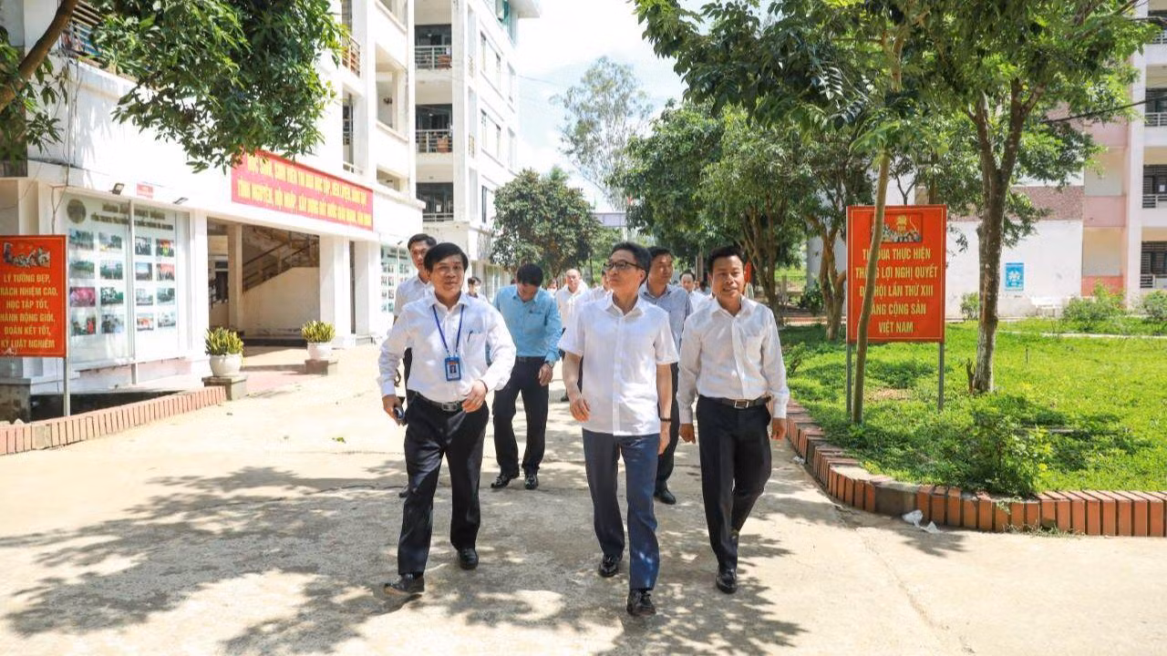 Phó Thủ tướng Vũ Đức Đam thị sát triển khai dự án Đại học Quốc gia Hà Nội tại Hòa Lạc. Phó Thủ tướng Vũ Đức Đam thị sát triển khai dự án Đại học Quốc gia Hà Nội tại Hòa Lạc.