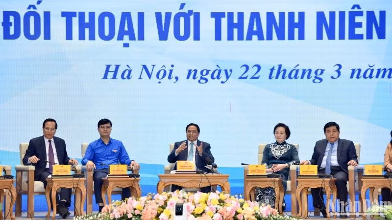 Thủ tướng Phạm Minh Chính và các đại biểu đối thoại với thanh niên.