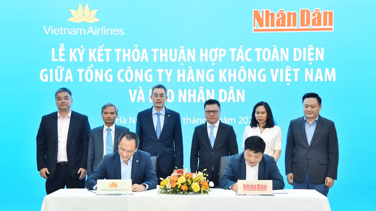 Các đồng chí lãnh đạo Báo Nhân Dân và Vietnam Airlines chứng kết nghi thức ký thỏa thuận hợp tác toàn diện giữa Báo Nhân Dân và Vietnam Airlines trong giai đoạn 2023-2025.