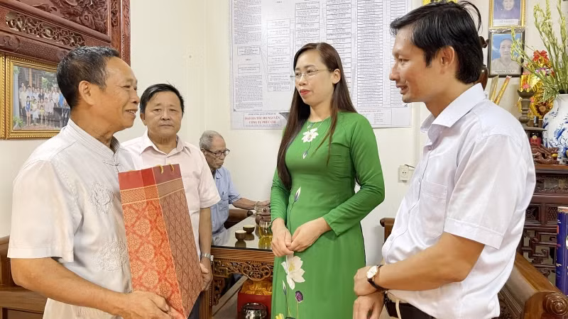 Hội Nhà báo tỉnh Vĩnh Phúc thăm hỏi thân nhân gia đình nhà báo liệt sĩ Nguyễn Văn Nhạc.