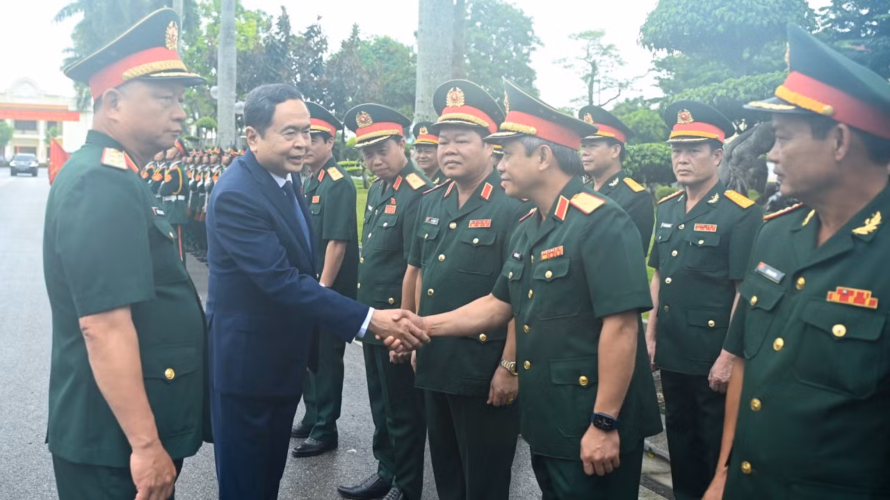 Chủ tịch Quốc hội Trần Thanh Mẫn với các đồng chí lãnh đạo Quân khu 3. Chủ tịch Quốc hội Trần Thanh Mẫn với các đồng chí lãnh đạo Quân khu 3.