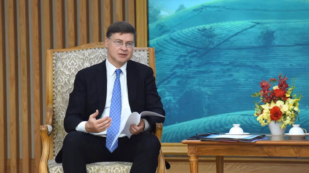 Phó Chủ tịch Ủy ban châu Âu (EU) kiêm Cao ủy thương mại EU Valdis Dombrovski phát biểu tại buổi tiếp.