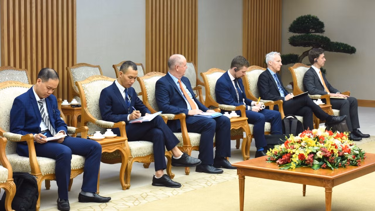 Các thành viên đi cùng đoàn với Phó Chủ tịch Ủy ban châu Âu (EU) kiêm Cao ủy thương mại EU Valdis Dombrovski.