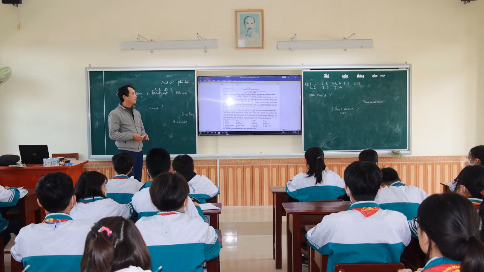 Một giờ học tại Trường trung học cơ sở xã Giao Phong, huyện Giao Thủy (Nam Định). Một giờ học tại Trường trung học cơ sở xã Giao Phong, huyện Giao Thủy (Nam Định).