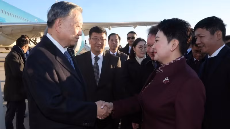 Bộ trưởng ngoại giao Mông Cổ B. Batsetseg tiễn Tổng Bí thư, Chủ tịch nước Tô Lâm tại sân bay Thành Cát Tư Hãn, thủ đô Ulan Bator. (Ảnh: Trí Dũng/TTXVN) Bộ trưởng ngoại giao Mông Cổ B. Batsetseg tiễn Tổng Bí thư, Chủ tịch nước Tô Lâm tại sân bay Thành Cát Tư Hãn, thủ đô Ulan Bator. (Ảnh: Trí Dũng/TTXVN)