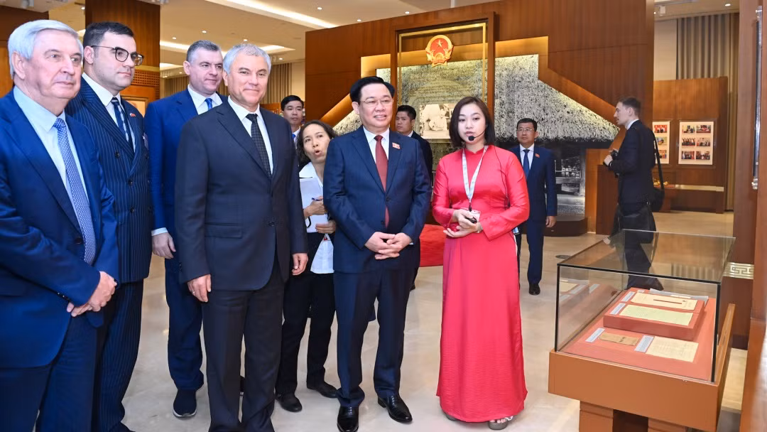 Chủ tịch Quốc hội hai nước và các đại biểu tham quan Phòng truyền thống Quốc hội Việt Nam.
