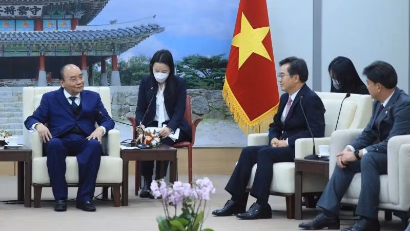 Trong chương trình chuyến thăm cấp Nhà nước tới Hàn Quốc, chiều 6/12, tại thành phố Gwangju, Chủ tịch nước Nguyễn Xuân Phúc gặp ông Kim Dong-yeon, Tỉnh trưởng tỉnh Gyeonggi. (Ảnh: Thống Nhất/TTXVN)
