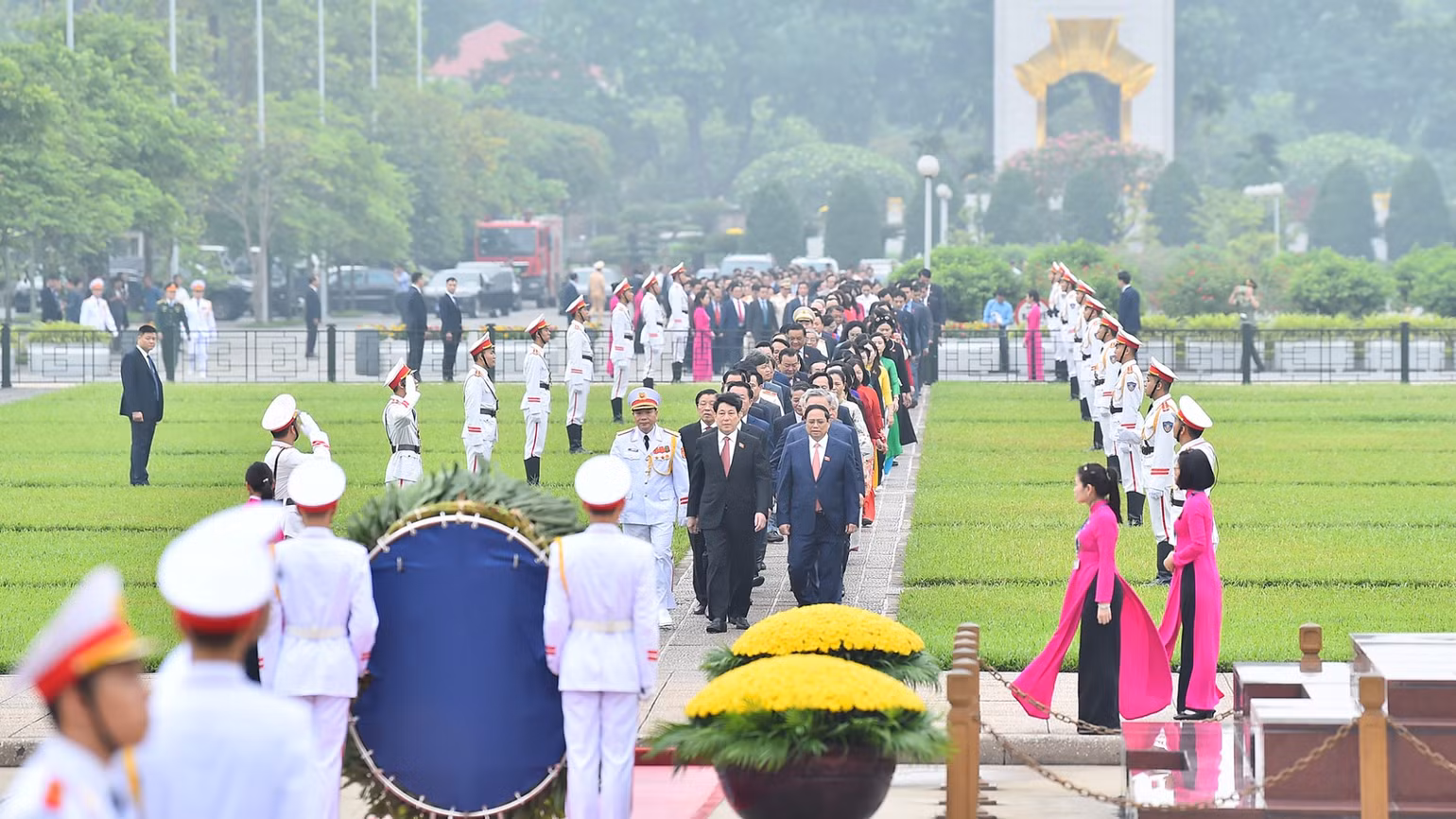 Đúng 7 giờ 15 phút sáng, Đoàn đại biểu Quốc hội do Thủ tướng Phạm Minh Chính; Thường trực Ban Bí thư, Chủ nhiệm Tổng cục Chính trị Quân đội nhân dân Việt Nam Lương Cường cùng các đồng chí lãnh đạo Đảng, Nhà nước dẫn đầu xuất phát từ đường Bắc Sơn vào Lăng viếng Chủ tịch Hồ Chí Minh. Đúng 7 giờ 15 phút sáng, Đoàn đại biểu Quốc hội do Thủ tướng Phạm Minh Chính; Thường trực Ban Bí thư, Chủ nhiệm Tổng cục Chính trị Quân đội nhân dân Việt Nam Lương Cường cùng các đồng chí lãnh đạo Đảng, Nhà nước dẫn đầu xuất phát từ đường Bắc Sơn vào Lăng viếng Chủ tịch Hồ Chí Minh.