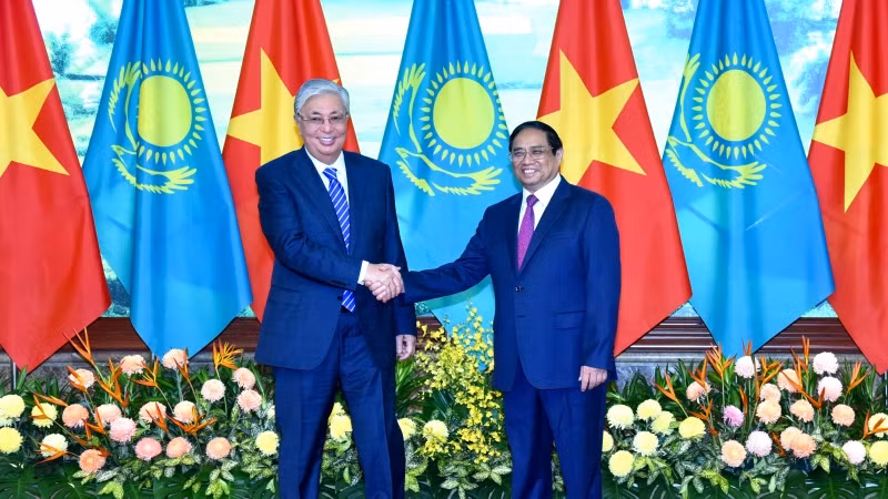 Thủ tướng Phạm Minh Chính và Tổng thống Kazakhstan Kassym-Jomart Tokayev. Thủ tướng Phạm Minh Chính và Tổng thống Kazakhstan Kassym-Jomart Tokayev.