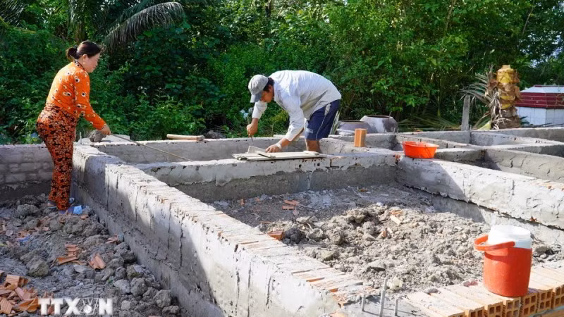 Một hộ gia đình tháo dỡ, di dời căn nhà tôn ra phía sau để bàn giao mặt bằng cho dự án cao tốc. (Ảnh: Văn Sĩ/TTXVN) Một hộ gia đình tháo dỡ, di dời căn nhà tôn ra phía sau để bàn giao mặt bằng cho dự án cao tốc. (Ảnh: Văn Sĩ/TTXVN)