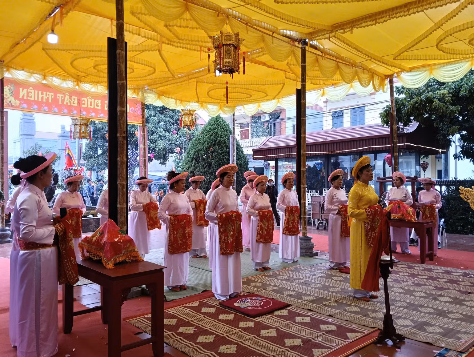 Đội tế nữ thực hiện nghi thức tế lễ tại đình làng.