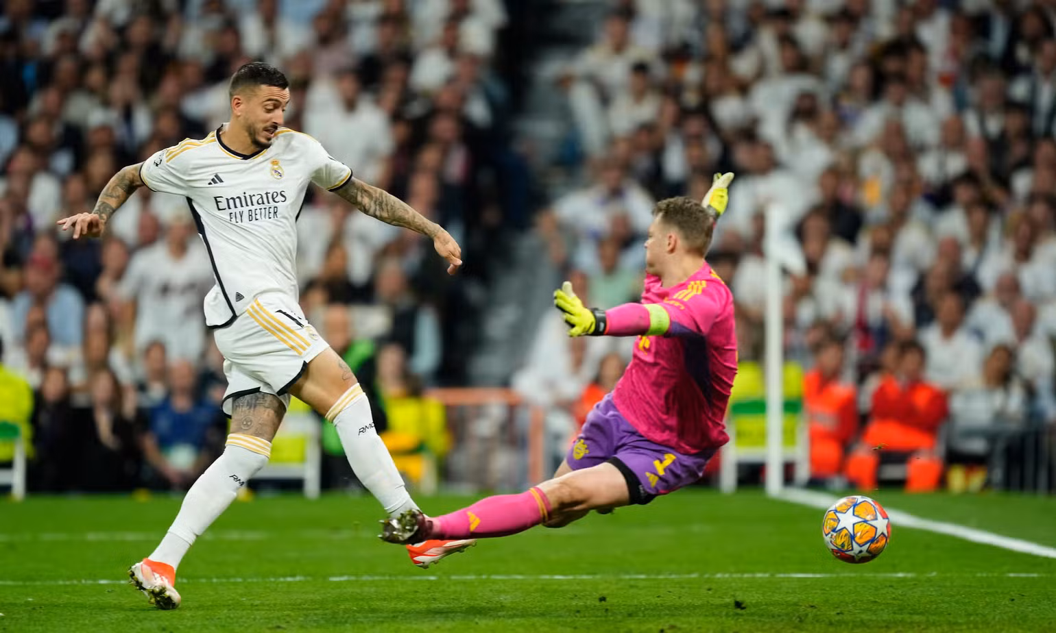 Joselu ghi bàn sau sai lầm của Neuer. (Nguồn: AP)