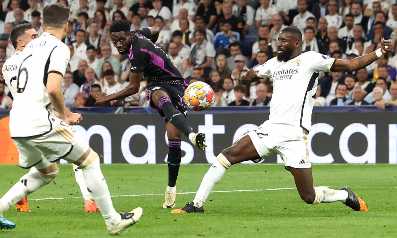 Alphonso Davies ghi bàn mở tỷ số cho Bayern. (Nguồn: Getty Images)