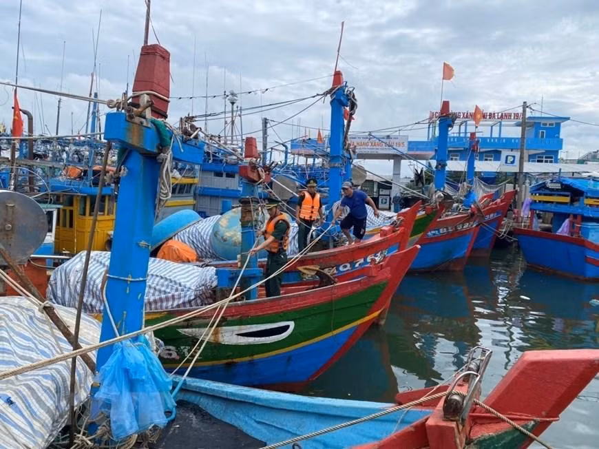 [Ảnh] Người dân tại miền trung hối hả phòng, chống bão Noru ảnh 4