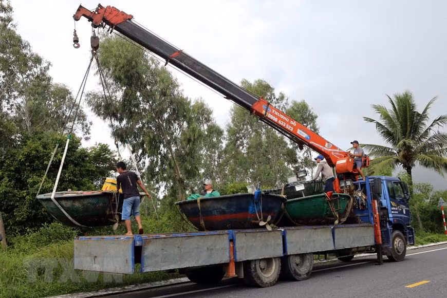 [Ảnh] Người dân tại miền trung hối hả phòng, chống bão Noru ảnh 15
