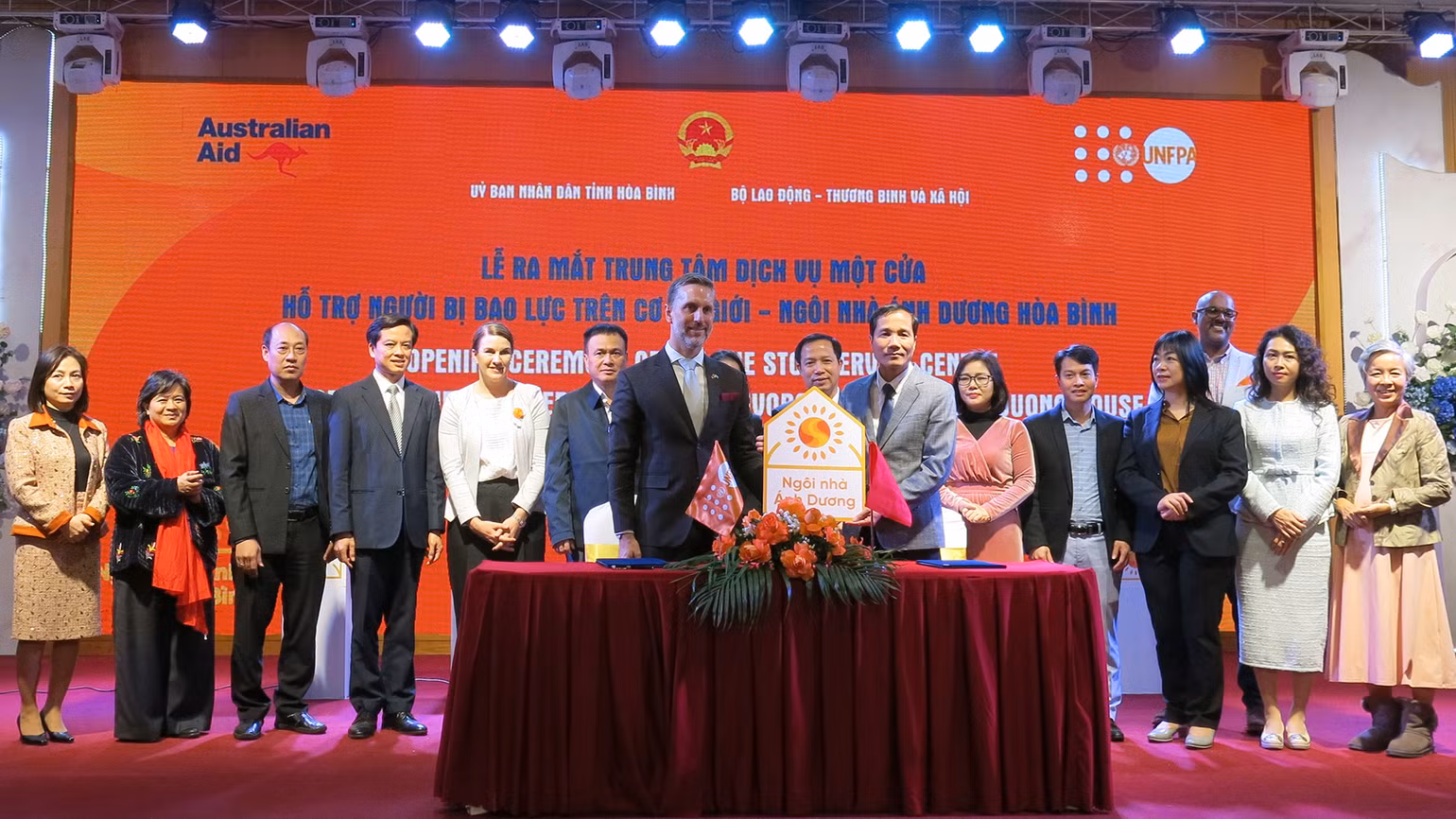 Trưởng đại diện UNFPA tại Việt Nam Matt Jackson bàn giao công tác vận hành Ngôi nhà Ánh Dương tại Hòa Bình cho đại diện Sở Lao động-Thương binh và Xã hội tỉnh Hòa Bình. (Ảnh: NGÂN ANH) Trưởng đại diện UNFPA tại Việt Nam Matt Jackson bàn giao công tác vận hành Ngôi nhà Ánh Dương tại Hòa Bình cho đại diện Sở Lao động-Thương binh và Xã hội tỉnh Hòa Bình. (Ảnh: NGÂN ANH)