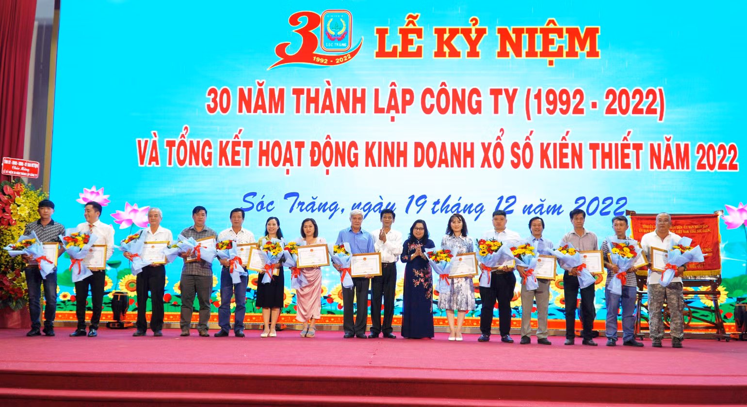Tặng bằng khen UBND tỉnh Sóc Trăng cho các đại lý phát hành xuất sắc vé số Sóc Trăng.