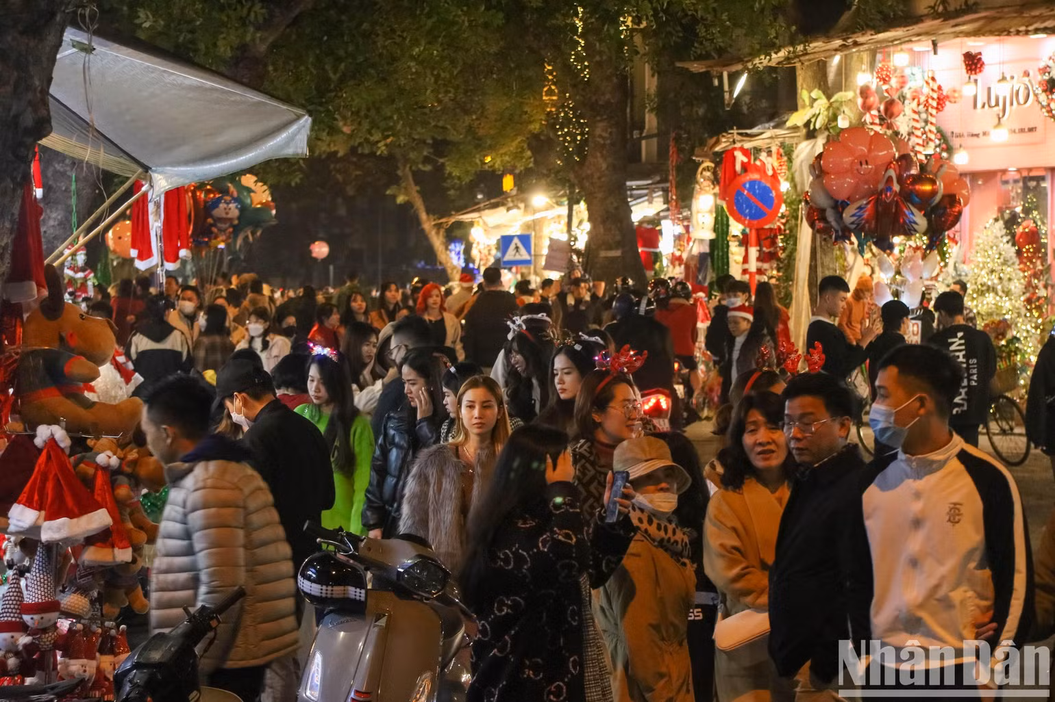 Phố cổ tại thủ đô Hà Nội nhộn nhịp người tham quan và sắm đồ trang trí dịp Giáng sinh và năm mới 2023. (Ảnh: THÀNH ĐẠT)