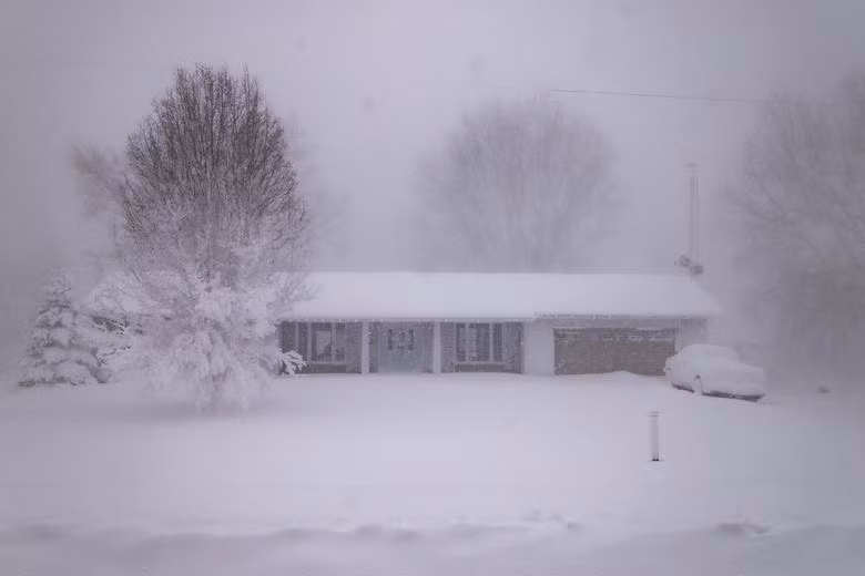 Ngôi nhà gần Wainfleet Ontario, Canada, trong cơn bão tuyết ngày 24/12. (Ảnh: Reuters)