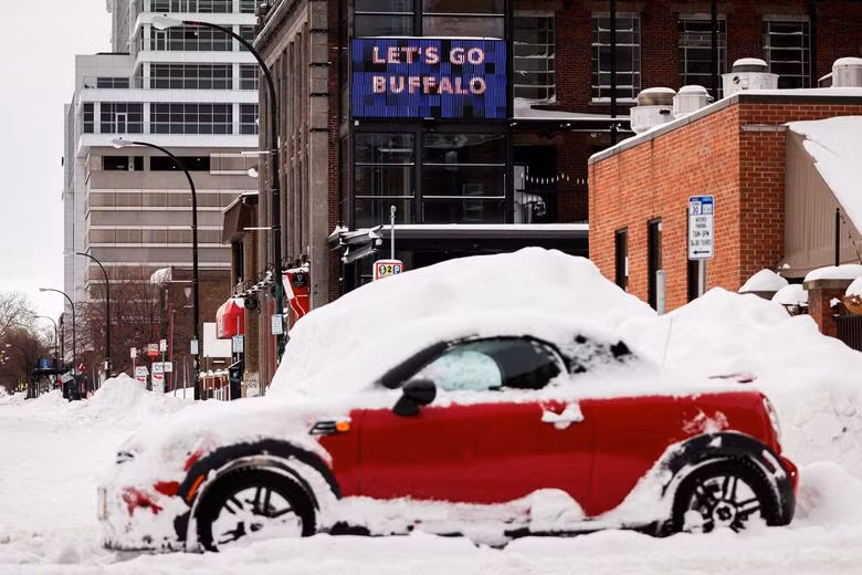 Đường phố Buffalo, bang New York, Mỹ sau một cơn bão mùa đông. Dịp Giáng sinh năm nay được cho là lạnh nhất trong nhiều thập kỷ ở hầu hết các bang của Mỹ. Khu vực trung tây đã trải qua một đợt lạnh giá với tuyết và gió lớn. (Ảnh: Reuters)
