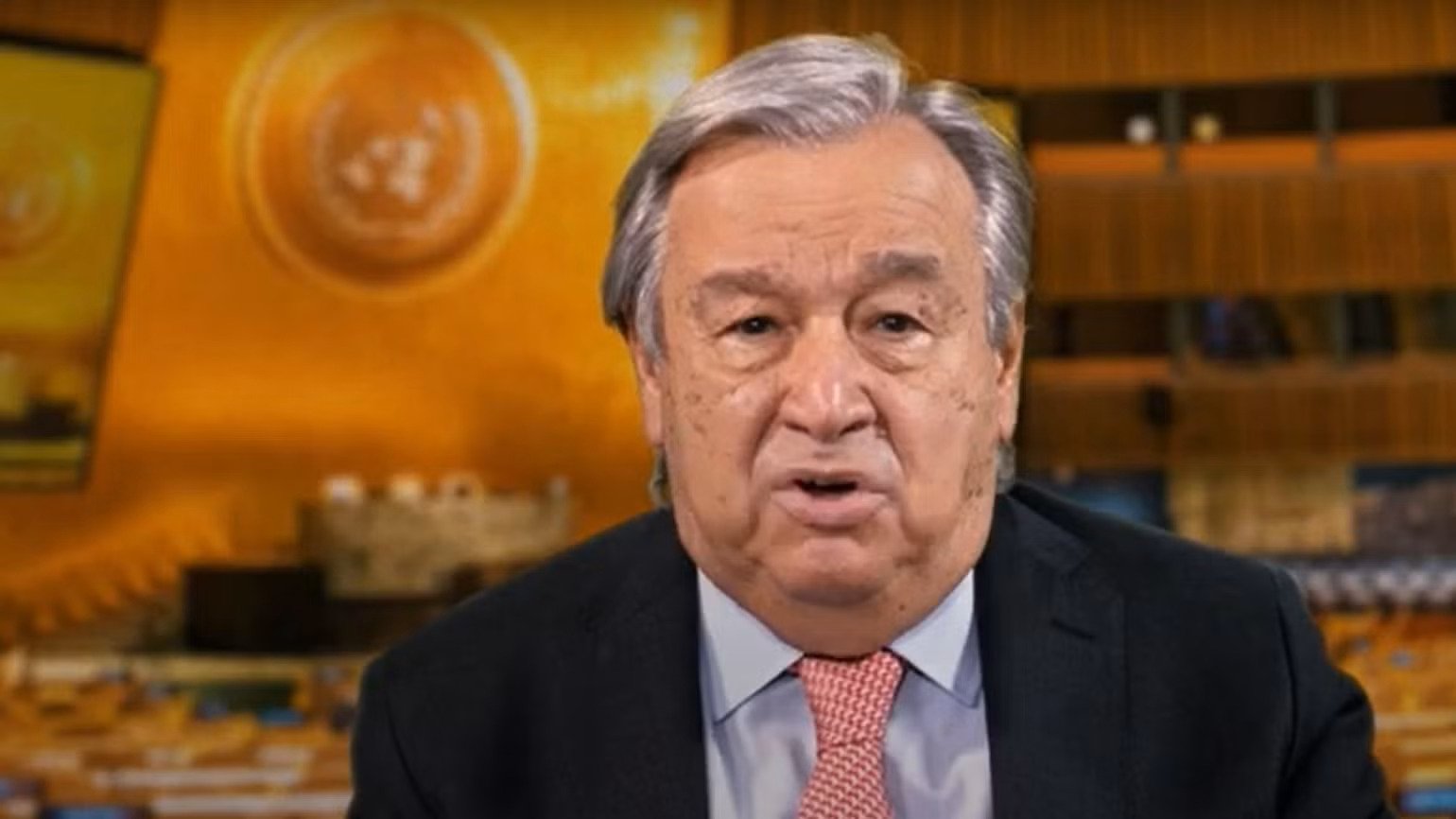 Hình ảnh ông Guterres trong video thông điệp cho năm mới 2023. Hình ảnh ông Guterres trong video thông điệp cho năm mới 2023.