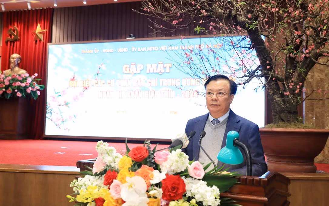 Đồng chí Đinh Tiến Dũng phát biểu tại buổi gặp mặt. (Ảnh: Báo Hà Nội mới)