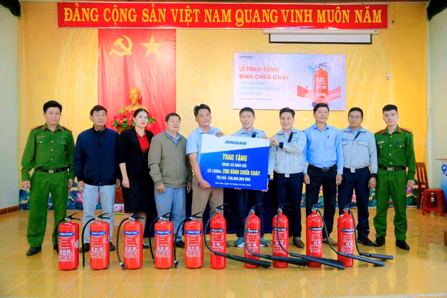 Doosan Vina không ngừng thực thi trách nhiệm xã hội, triển khai nhiều chương trình từ thiện trên địa bàn Quảng Ngãi. Doosan Vina không ngừng thực thi trách nhiệm xã hội, triển khai nhiều chương trình từ thiện trên địa bàn Quảng Ngãi.