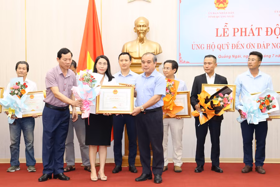 Trao tặng Bằng khen của Ủy ban nhân dân tỉnh Quảng Ngãi cho các tập thể, cá nhân có thành tích đóng góp, ủng hộ Quỹ “Đền ơn đáp nghĩa” tỉnh Quảng Ngãi năm 2023.