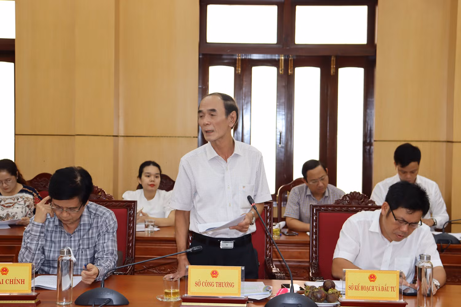 Giám đốc Sở Công thương tỉnh Quảng Ngãi Võ Văn Rân báo cáo những vướng mắc liên quan đến các dự án thủy điện trên địa bàn tỉnh.