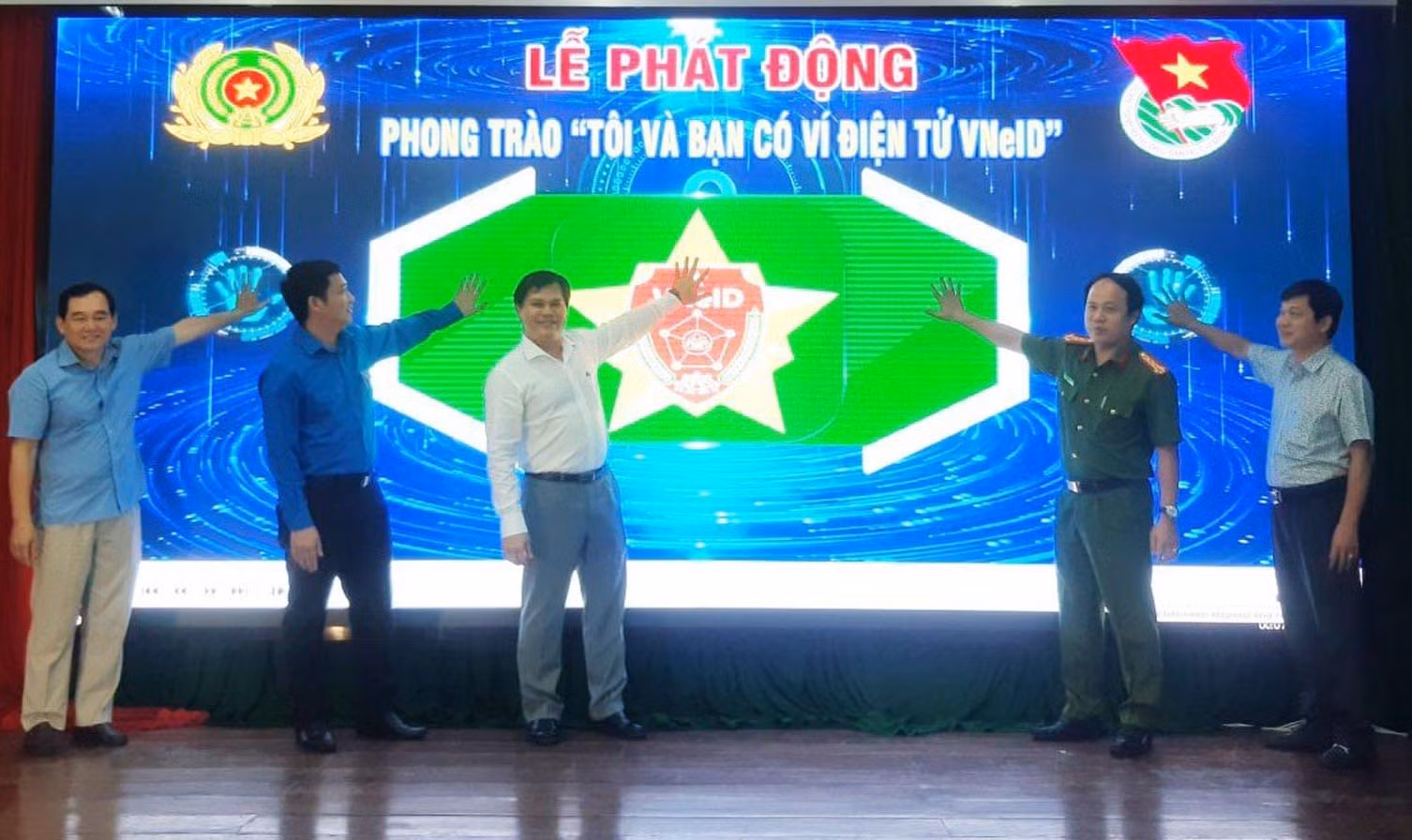 Lãnh đạo tỉnh Quảng Ngãi và các sở, ban ngành thực hiện nghi thức phát động phong trào "Tôi và bạn có ví điện tử VNeID". Lãnh đạo tỉnh Quảng Ngãi và các sở, ban ngành thực hiện nghi thức phát động phong trào "Tôi và bạn có ví điện tử VNeID".