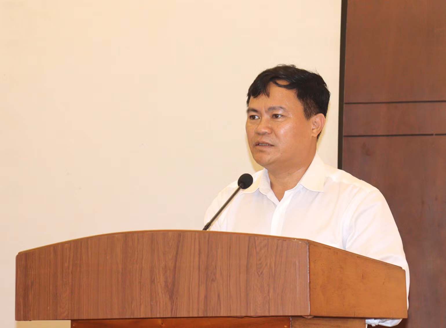 Giám đốc Sở Nông nghiệp và Phát triển nông thôn tỉnh Quảng Ngãi Hồ Trọng Phương trình bày tham luận tại hội nghị. Giám đốc Sở Nông nghiệp và Phát triển nông thôn tỉnh Quảng Ngãi Hồ Trọng Phương trình bày tham luận tại hội nghị.