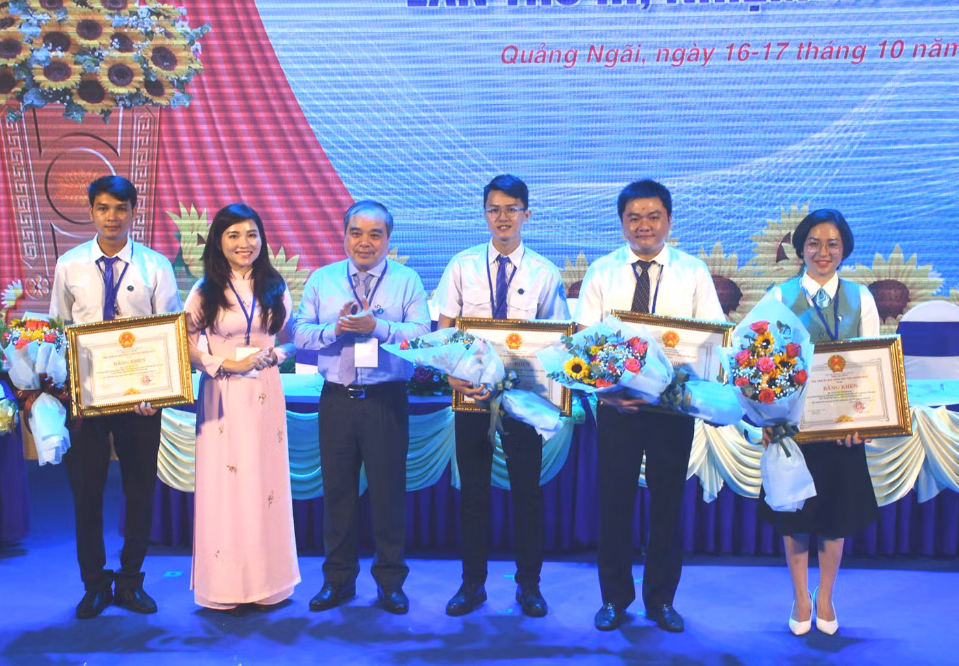 Hai tập thể và hai cá nhân có thành tích trong công tác Hội và phong trào sinh viên nhiệm kỳ 2018-2023 vinh dự được Ủy ban nhân dân tỉnh Quảng Ngãi tặng Bằng khen. Hai tập thể và hai cá nhân có thành tích trong công tác Hội và phong trào sinh viên nhiệm kỳ 2018-2023 vinh dự được Ủy ban nhân dân tỉnh Quảng Ngãi tặng Bằng khen.