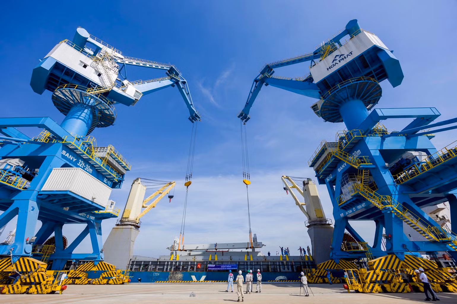 Cảng tổng hợp container Hòa Phát Dung Quất sử dụng thiết bị xếp dỡ hàng hóa hiện đại của châu Âu. Cảng tổng hợp container Hòa Phát Dung Quất sử dụng thiết bị xếp dỡ hàng hóa hiện đại của châu Âu.
