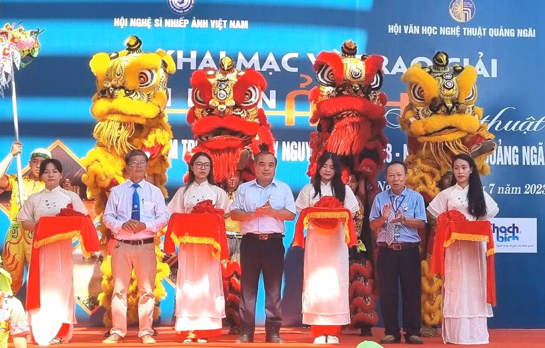 Thực hiện nghi thức cắt băng khai mạc Liên hoan ảnh nghệ thuật khu vực Nam Trung Bộ và Tây Nguyên lần thứ 28, năm 2023. Thực hiện nghi thức cắt băng khai mạc Liên hoan ảnh nghệ thuật khu vực Nam Trung Bộ và Tây Nguyên lần thứ 28, năm 2023.