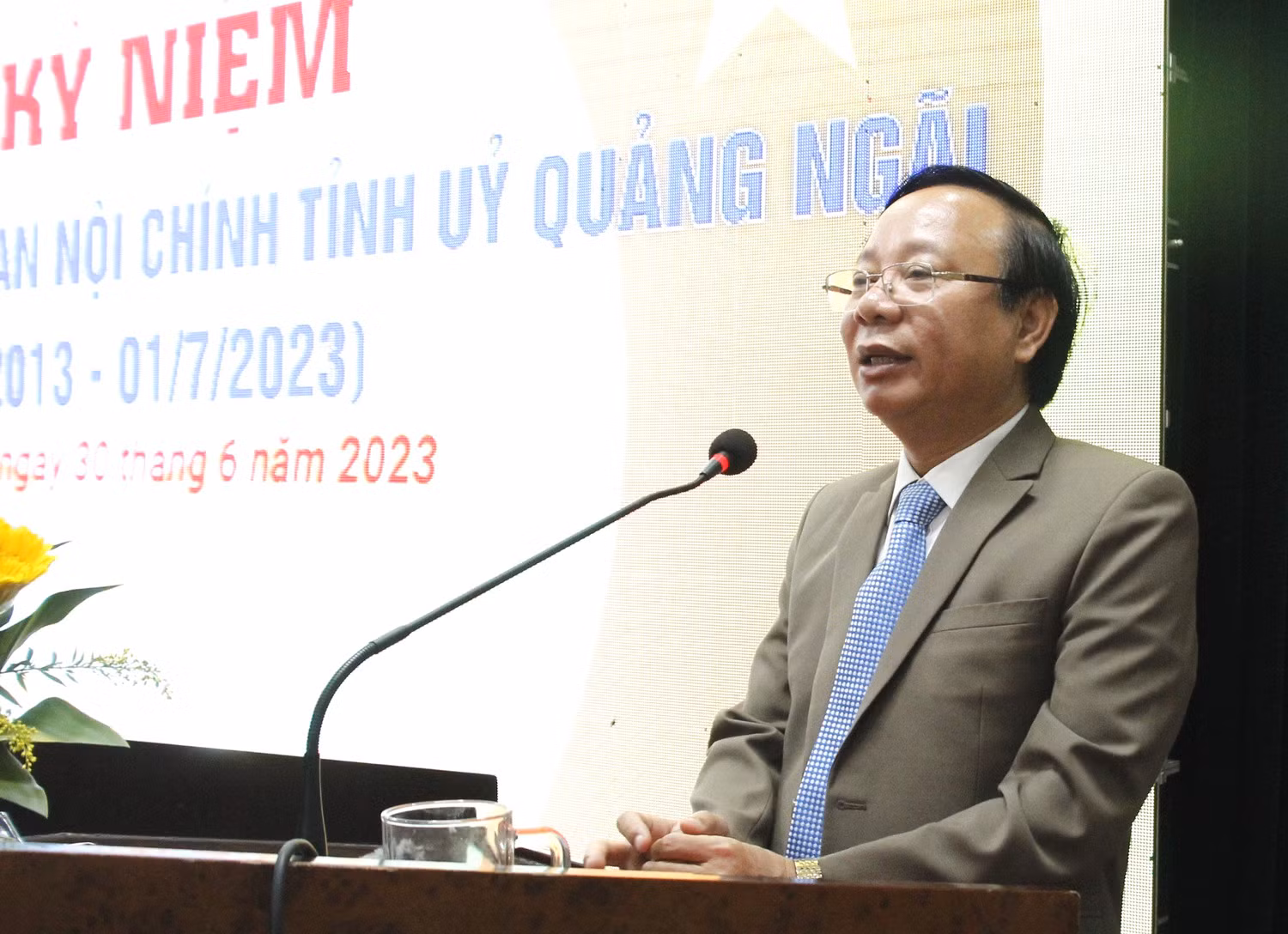 Trưởng Ban Nội chính Tỉnh ủy Quảng Ngãi Lương Kim Sơn đọc diễn văn tại buổi lễ.