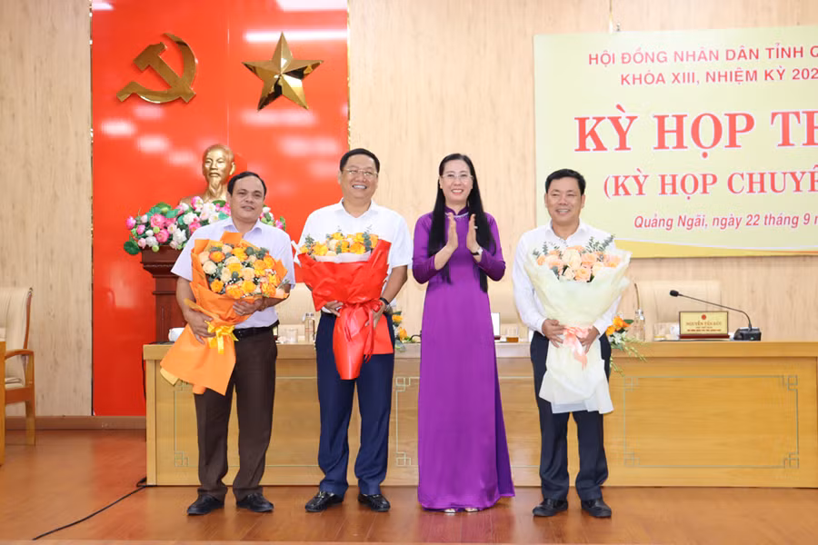 Bí thư Tỉnh ủy, Chủ tịch Hội đồng nhân dân tỉnh Quảng Ngãi Bùi Thị Quỳnh Vân tặng hoa chúc mừng 3 đồng chí nhận nhiệm vụ mới.