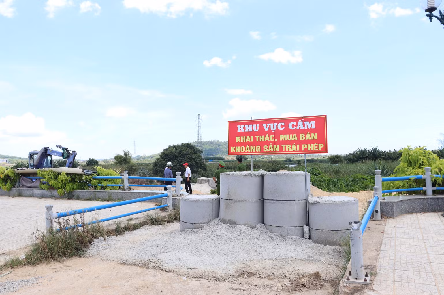 Một điểm giao thông nối xuống sông Trà Khúc thuộc địa bàn thành phố Quảng Ngãi đã được bịt kín bằng các cống bi bê tông để ngăn hoạt động khai thác cát trái phép. Một điểm giao thông nối xuống sông Trà Khúc thuộc địa bàn thành phố Quảng Ngãi đã được bịt kín bằng các cống bi bê tông để ngăn hoạt động khai thác cát trái phép.