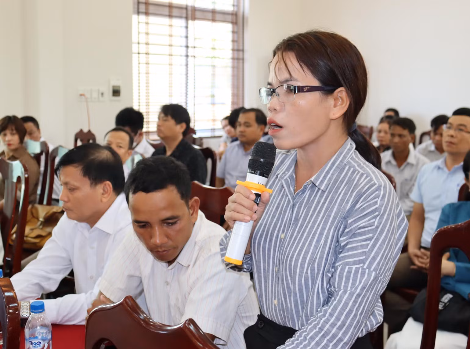 Bí thư Đảng ủy xã Trà Tây Hồ Thị Vi Na nêu kiến nghị tại buổi đối thoại.