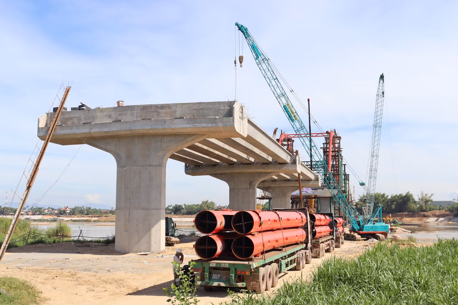 Liên danh các nhà thầu huy động hàng loạt phương tiện, thiết bị cùng đội ngũ người lao động chia làm nhiều mũi thi công ở tất cả các hạng mục dự án cầu Trà Khúc 3. Liên danh các nhà thầu huy động hàng loạt phương tiện, thiết bị cùng đội ngũ người lao động chia làm nhiều mũi thi công ở tất cả các hạng mục dự án cầu Trà Khúc 3.